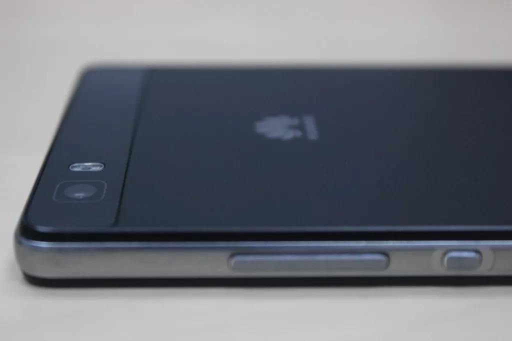 Первый взгляд на Huawei P8 Lite Первый взгляд на Huawei P8 Lite