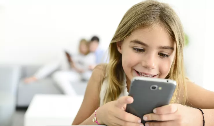 Девочка и смартфон