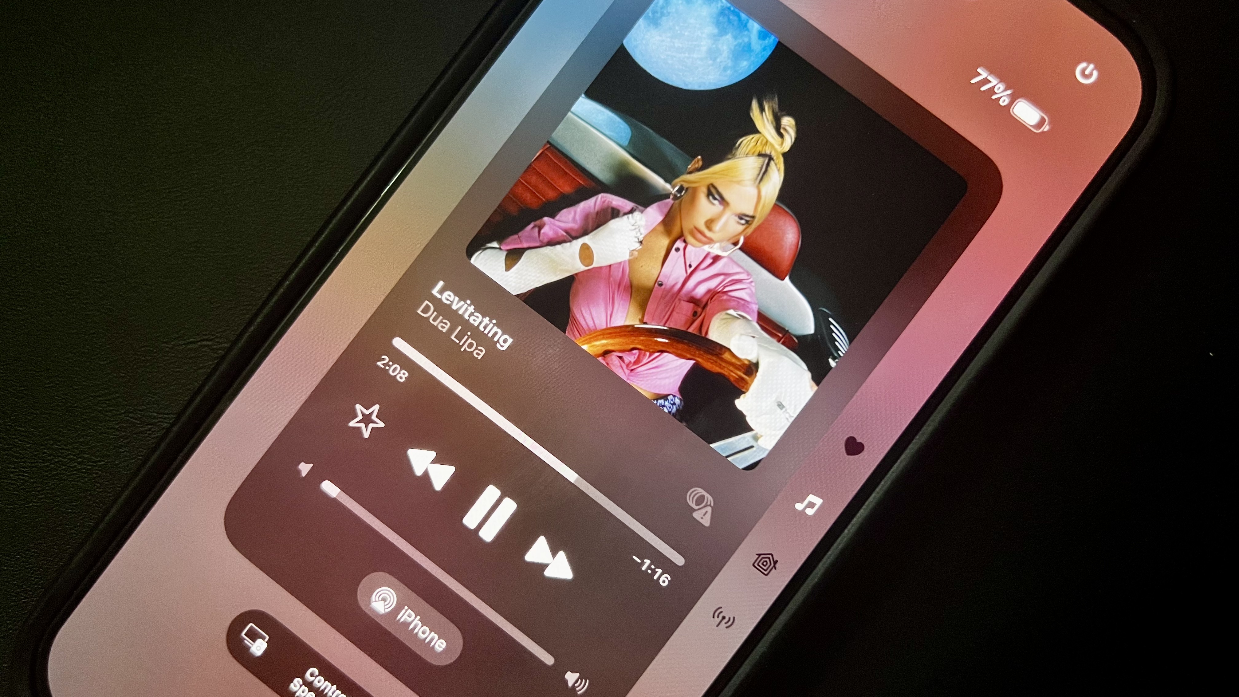 В Apple Music появился «живой» плейлист с «позитивными вибрациями» для iOS 18