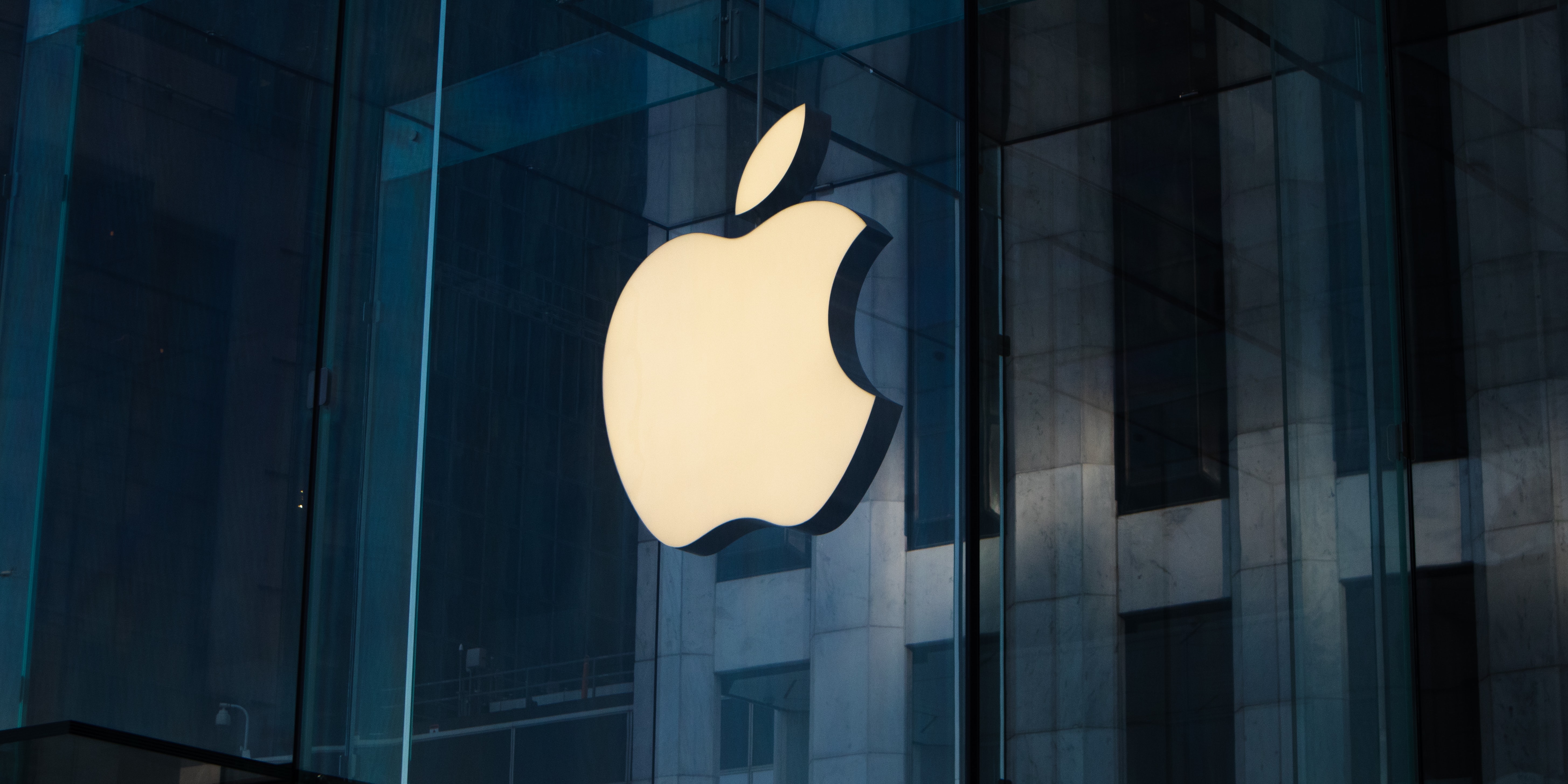 Год эпл. Реклама Apple 2021. Реклама Эппл 2021. Новый логотип Эппл 2021. Корпорация и сотрудники Apple 2021.