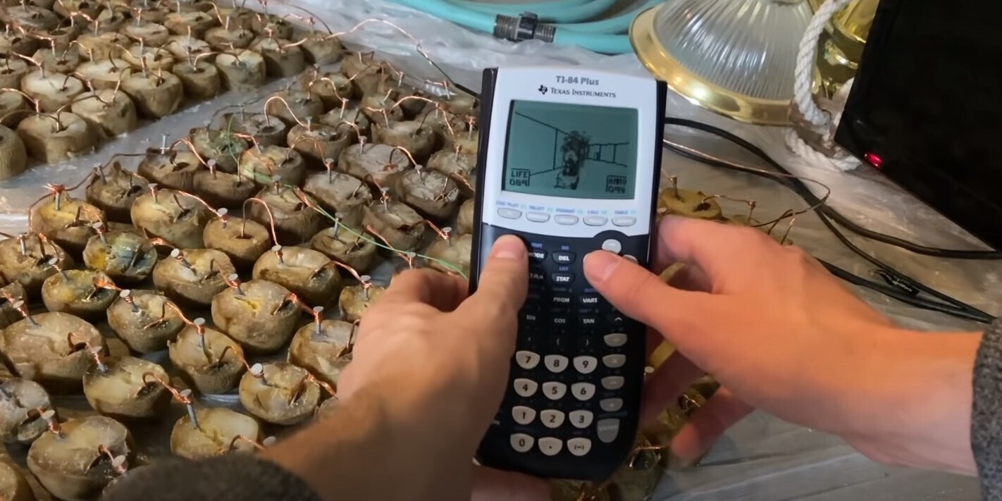 DOOM запустили на калькуляторе TI-84 Plus, который запитан от картошки