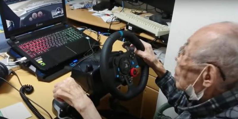 Этот 93-летний дед уделает вас в любом гоночном симуляторе