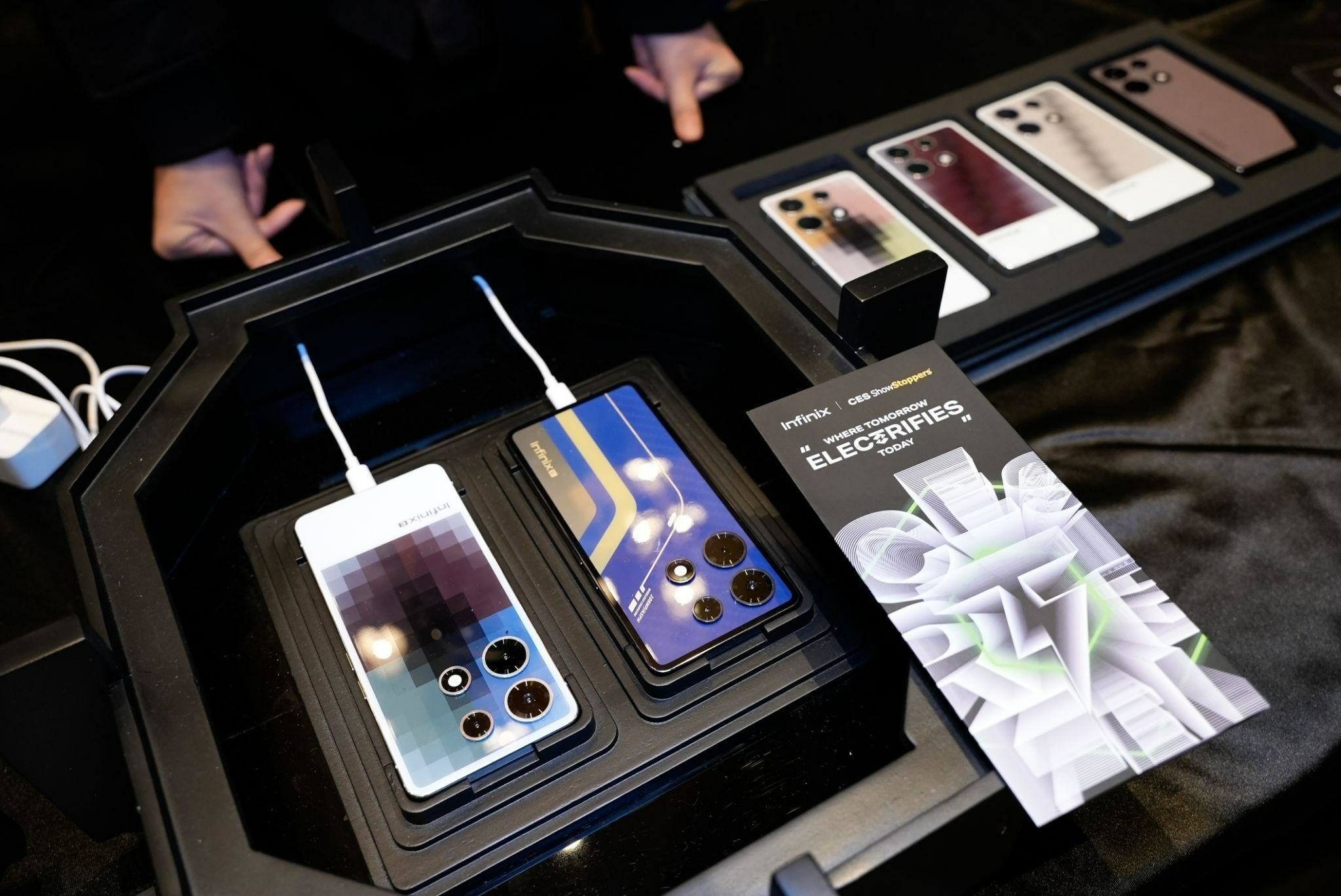 Infinix встроила дисплеи с цветными чернилами в задние панели смартфонов. Выглядит бомбезно