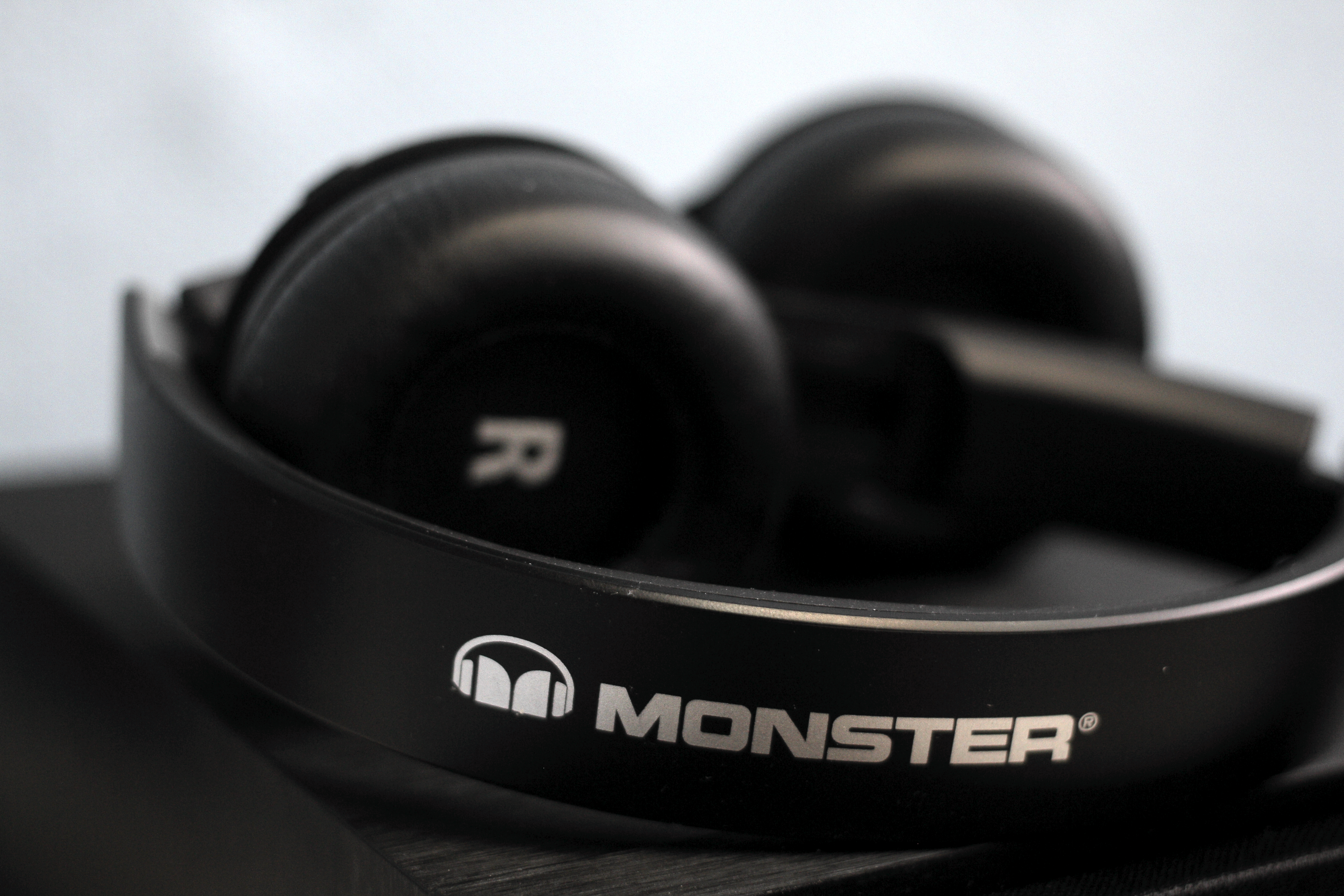 Обзор наушников. Monster Clarity HD on-Ear Bluetooth. Монстер линейка наушников. Monster наушники официальный сайт. Monster Clarity как сидят.