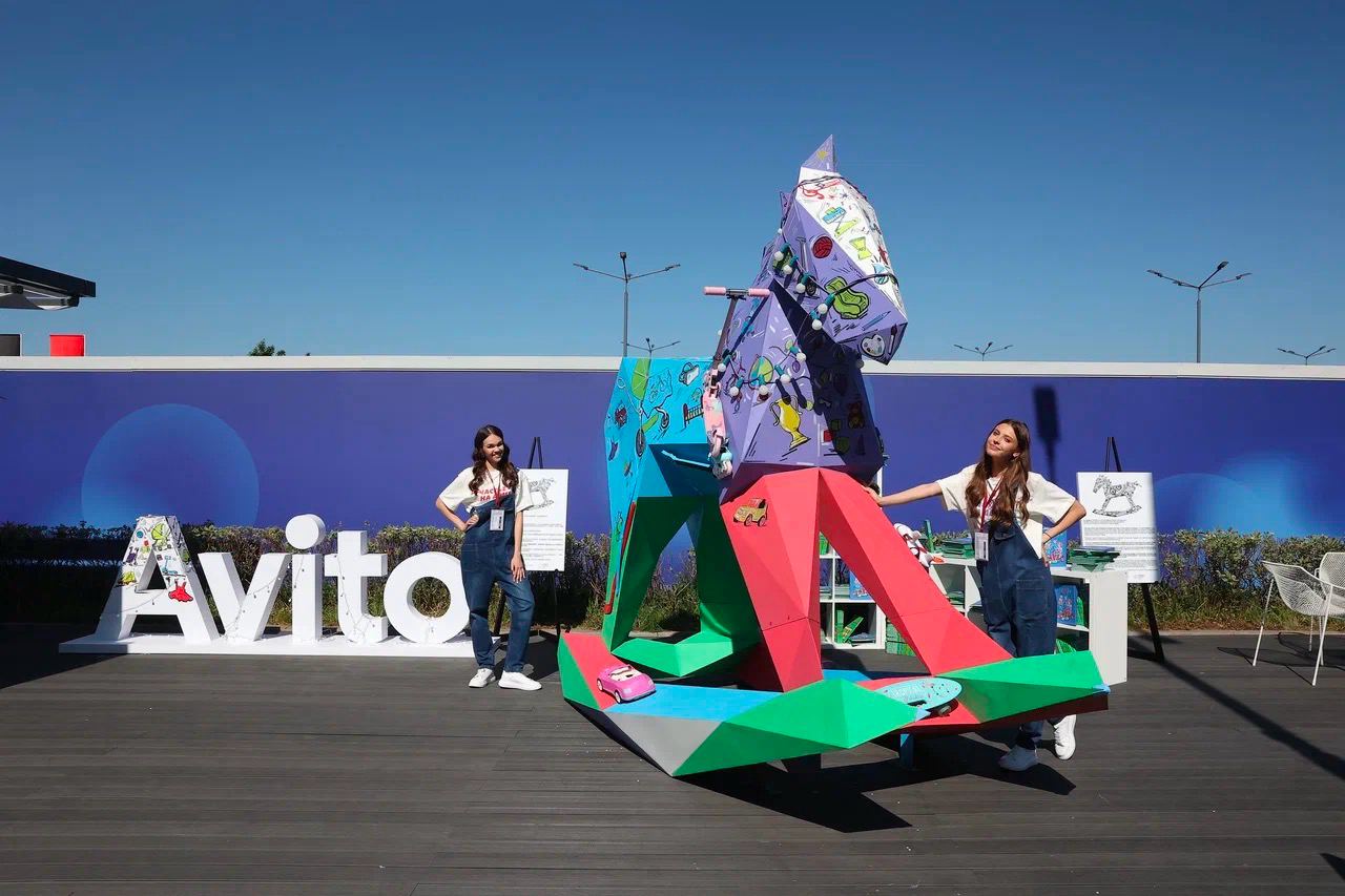 На ПМЭФ Авито презентовал арт-объект в честь Года семьи —  трехметровую «Лошадку, доброго друга из детства»