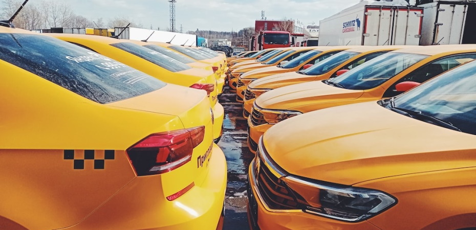 Цены на такси сильно выросли. Но водители не стали богаче — всю разницу забирает сервис