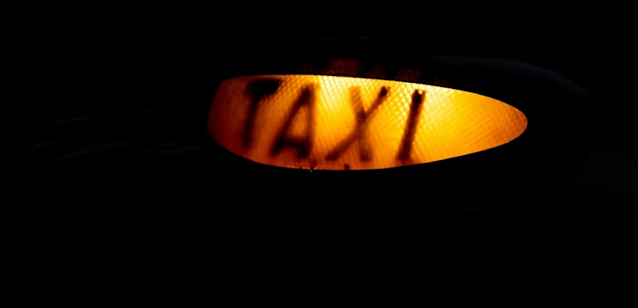 Таксисты начали клянчить чаевые. «Яндекс» это поощряет, а пассажиры негодуют