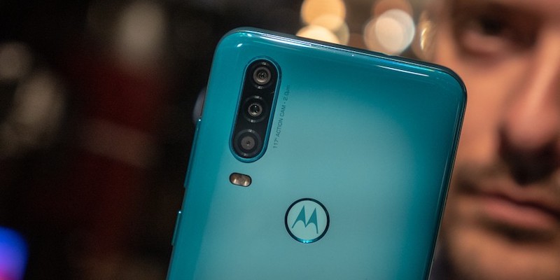 Motorola показала беспроводную зарядку на расстоянии в работе видео