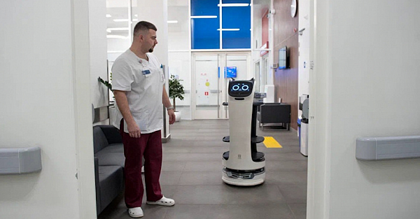 В московских больницах появились роботы-помощники