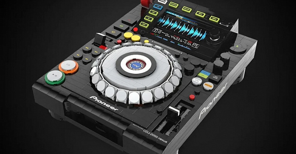 Легендарную вертушку Pioneer CDJ превратили в шикарный набор LEGO