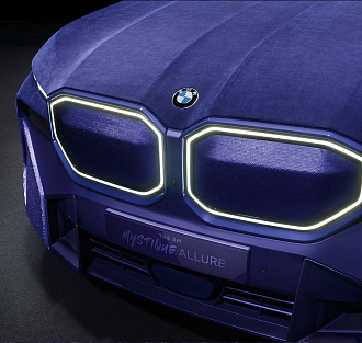 Выпущен супергламурный электромобиль BMW XM Mystique Allure с дизайном от Наоми Кэмпбелл и звуком от Ханса Циммера